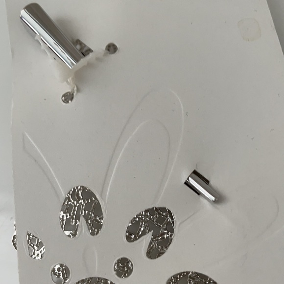 RHINESTONE HAIR CLIP WITH SILVER MESH FLOWER - Picture 5 of 11